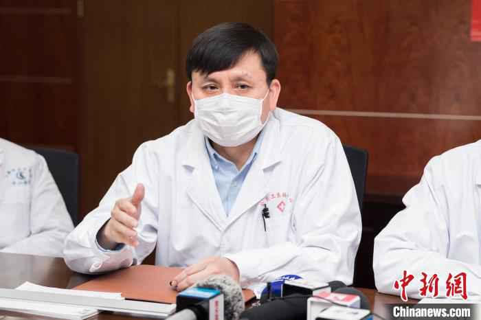 新冠肺炎上海专家治疗组高级专家组组长张文宏 薛志明 摄 张文宏等专家谈“上海方案”:阻止轻症向重症转化